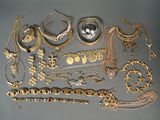 de nombreux types de bijoux sur la table