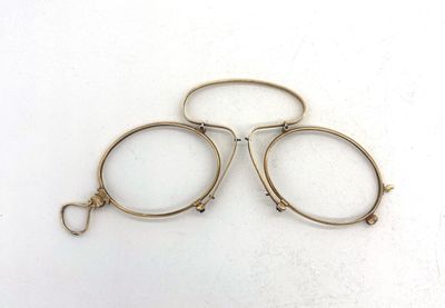 deux paires de lunettes sont posées sur une surface blanche