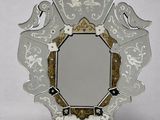 miroir à face réfléchissante, orné de motifs blancs et dorés, monté sur un socle noir