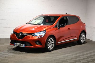 une voiture rouge garée dans un garage au sol en damier