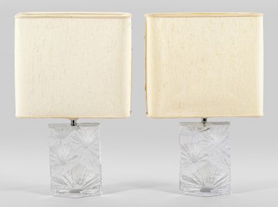 une paire de lampes en verre, chacune dotée d'un abat-jour blanc