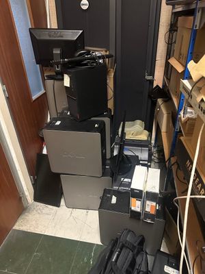 Ensemble d'unités centrales, écrans plats, onduleurs, imprim…