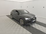 L'Audi Q4 est garée dans un garage dont le sol est à damier.