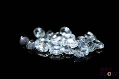 de très jolis diamants bleus sur un fond noir