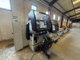 une machine qui se trouve à l'intérieur d'un bâtiment
