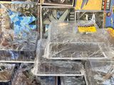beaucoup de jouets en plastique posés sur une table