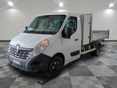un camion blanc garé dans une pièce