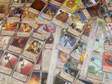 beaucoup de cartes sur la table avec beaucoup d'entre eux