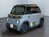une photo d'une petite voiture électrique dans un showroom