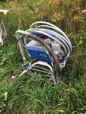 un tas de fils et encore des fils par terre, dans l'herbe
