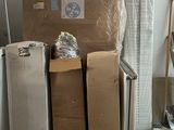 une pile de cartons posée sur un chariot au milieu d'une pièce