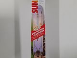 une image représentant une ampoule dans une boîte posée sur une surface blanche