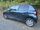 une photo d'une petite voiture garée sur le bord de la route