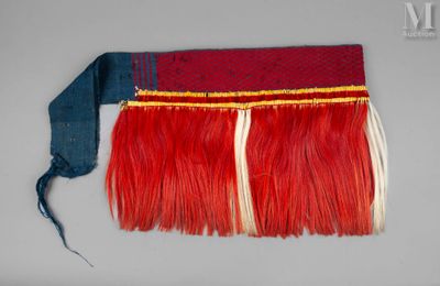 un gros plan sur un sac à main rouge et blanc orné de plumes