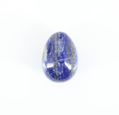 gros plan d'une pierre bleue sur une surface blanche