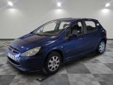 la photo d'une voiture bleue garée dans un garage