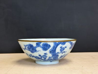 bol en porcelaine bleue et blanche orné d'oiseaux et de fleurs