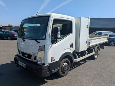 un camion blanc garé dans un parking
