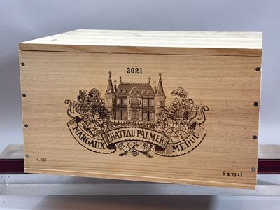 une image représentant une boîte en bois sur laquelle figure l'illustration d'un château