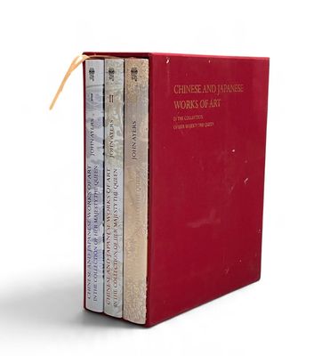 une image représentant un livre rouge sur lequel sont posés trois autres livres