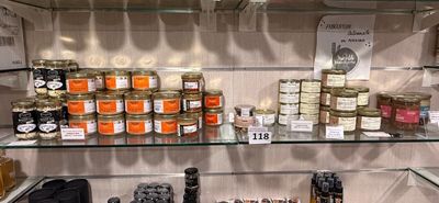 de nombreux bocaux de conserve sur les rayons du magasin