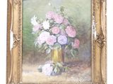 tableau représentant des fleurs roses et blanches dans un vase doré sur fond blanc