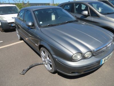 deux voitures garées l'une à côté de l'autre dans un parking