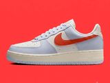 La Nike Air Force 1 Low se décline dans un coloris blanc et orange
