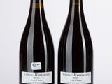 deux bouteilles de vin posées l'une à côté de l'autre sur une table