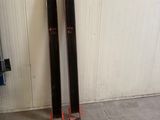 une paire de skis appuyée contre un mur dans un garage