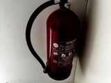 un extincteur fixé au mur d'un immeuble