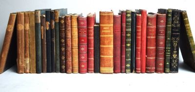 beaucoup de vieux livres empilés les uns sur les autres