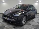 une image représentant une voiture électrique noire sur un sol à damier