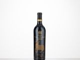 une bouteille de vin posée sur une table