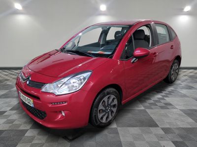 la voiture rouge est garée dans le garage sur un sol en damier