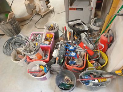 un tas d'outils posés par terre dans un garage