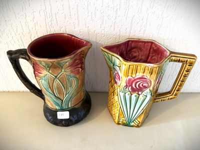 deux vases posés sur une table