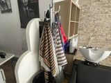 une salle de bains équipée d'un lavabo, de toilettes et d'une baignoire