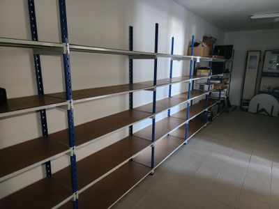 une pièce avec beaucoup d'étagères