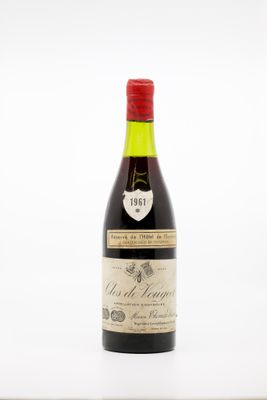 gros plan d'une bouteille de vin sur une table