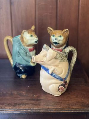 deux figurines de chats posées sur une table