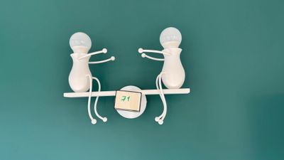 deux figurines posées sur une étagère