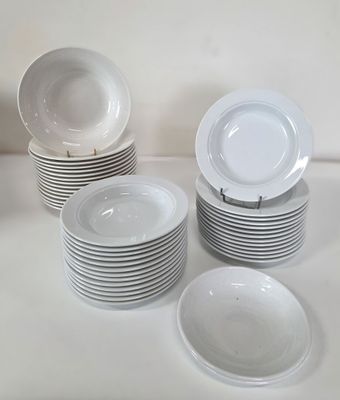 BERNARDAUD - Un ensemble d'environ quarante petites assiette…