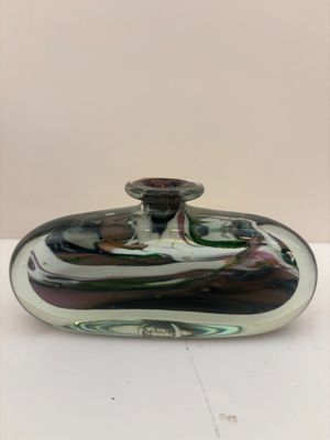 une image d'un bol en verre avec un couvercle sur une table