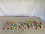 tout un tas de figurines posées sur une table