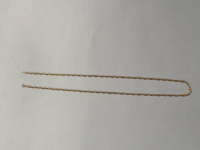 un collier en or auquel est attachée une chaîne