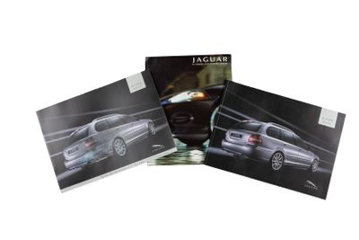 deux pages d'un magazine sur lesquelles figure la photo d'une voiture