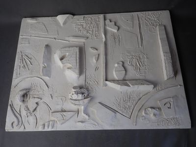 un relief représentant une calèche tirée par des chevaux avec des passagers à l'intérieur