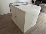 un bureau avec une armoire et un ordinateur posé dessus