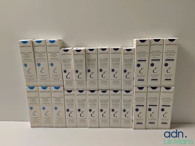 Plusieurs boîtes de dentifrice sont empilées les unes sur les autres
